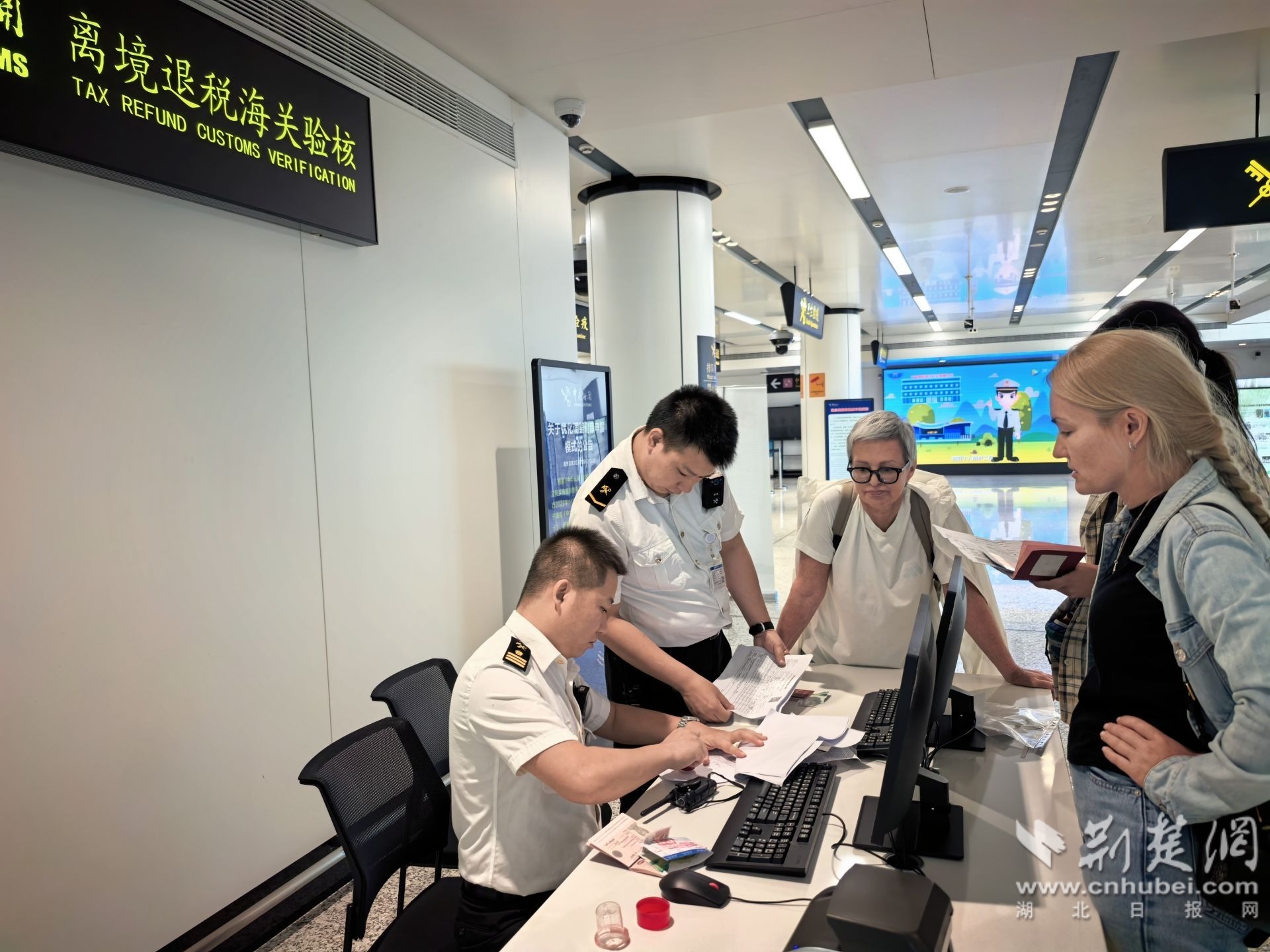 10.图为宜昌海关为俄罗斯旅客办理离境退税验核（李晓贝 摄）.jpg.jpg
