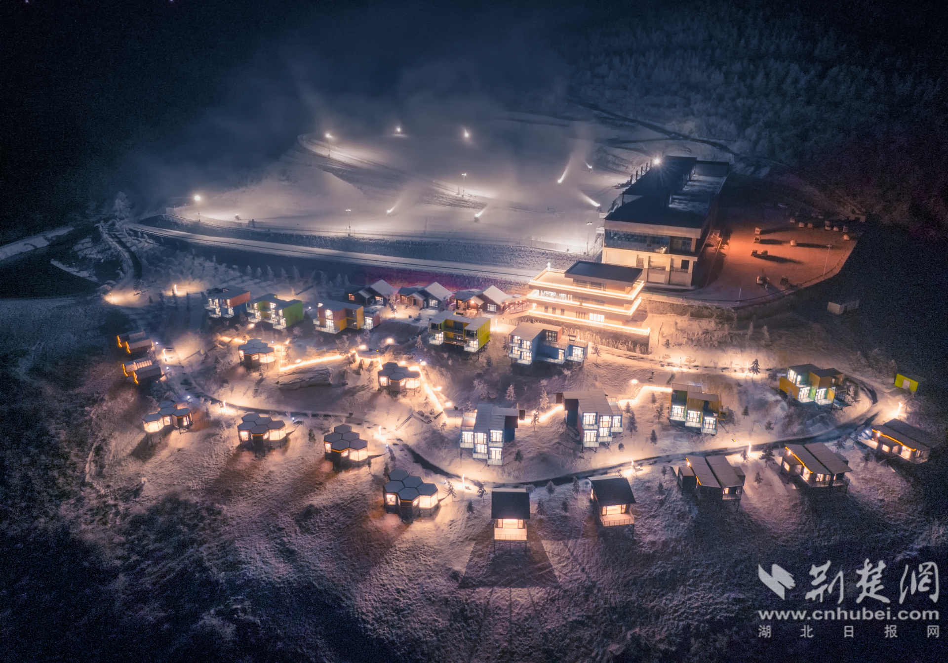 五峰国际滑雪场夜色如画,冰雪经济激活山区文旅新动能(县文化旅游和商务局供图).png.png