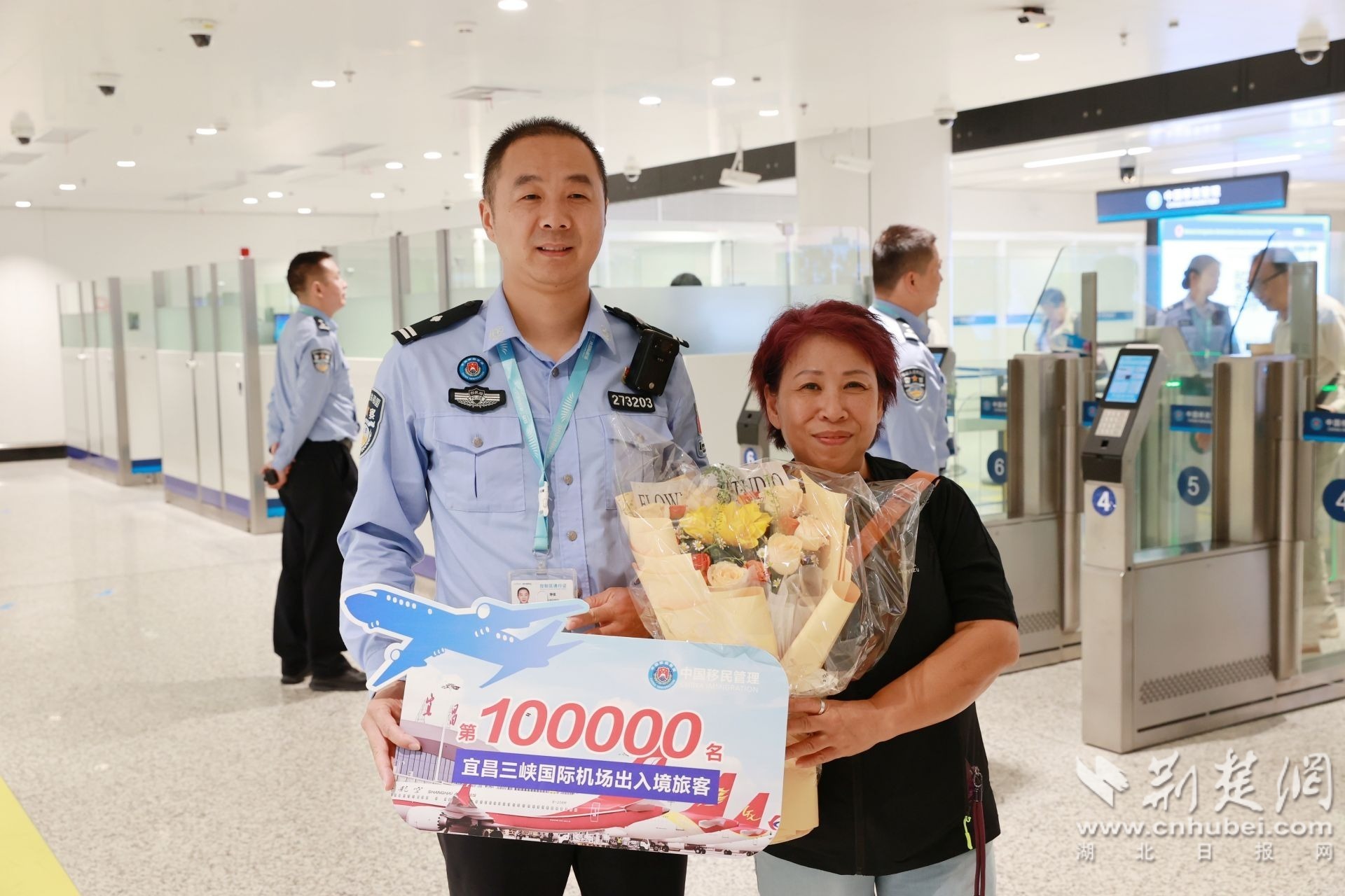 图为第10万名旅客与边检工作人员合影（余怡潇  摄）.jpg.jpg