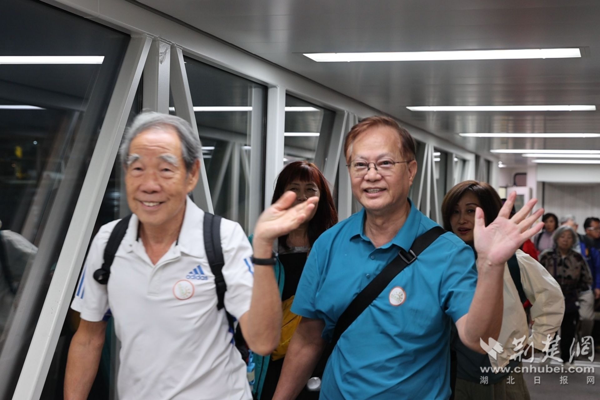 图为香港旅客挥手致意（余怡潇 摄）.jpg.jpg