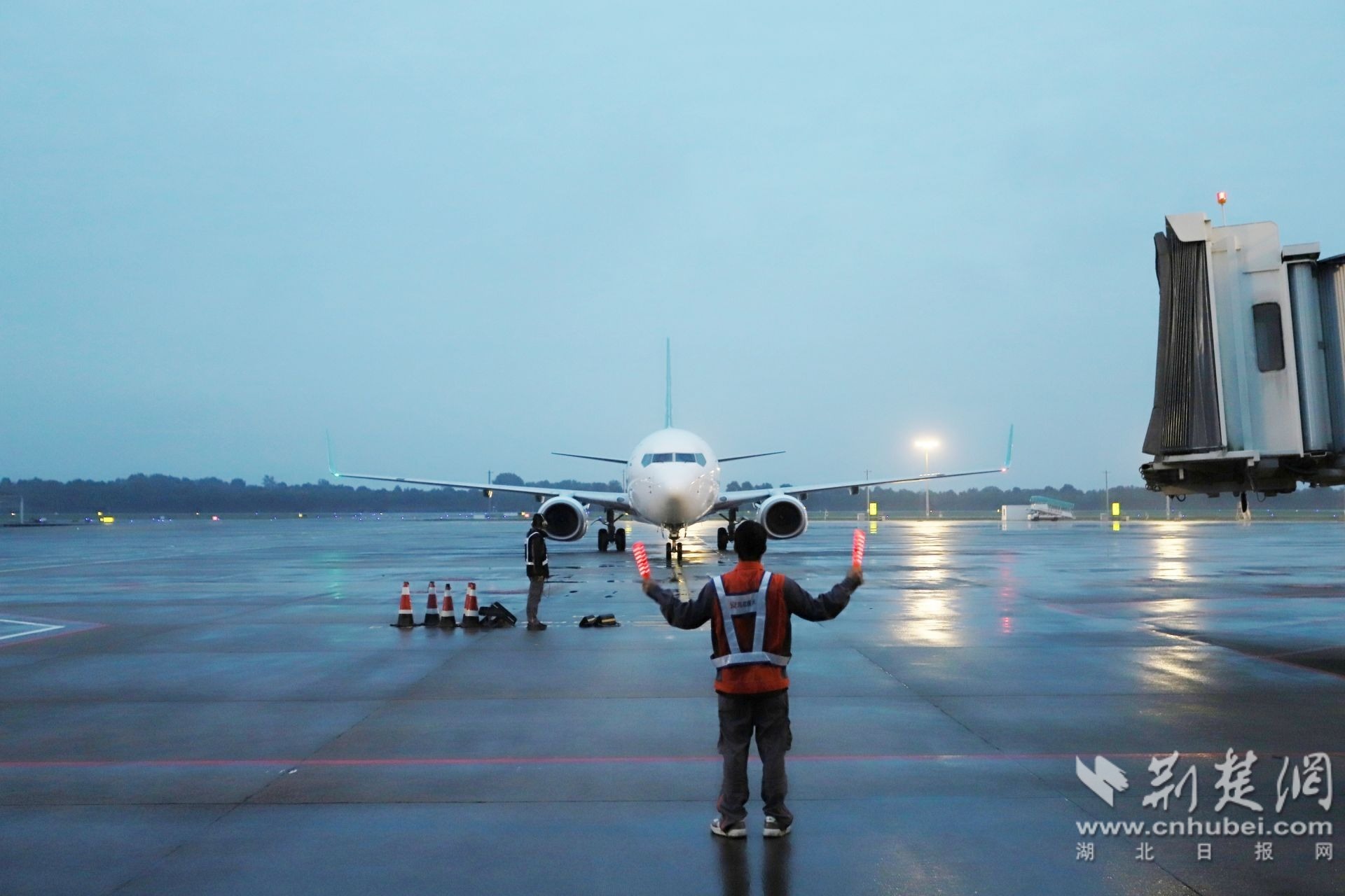 图为大湾区航空HB850航班抵达三峡国际机场（余怡潇  摄）.jpg.jpg