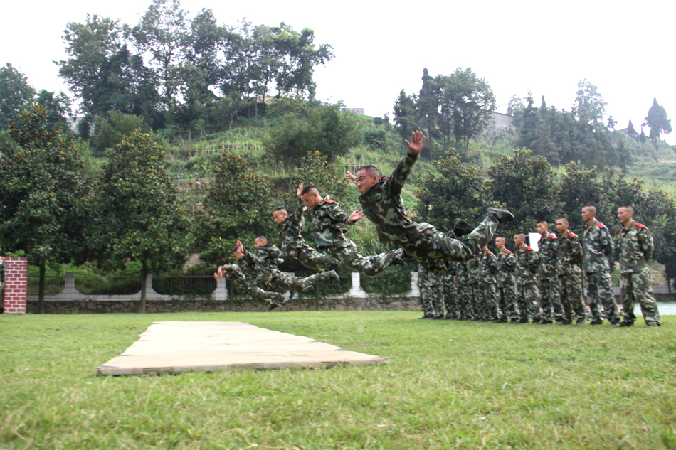 武警宜昌秭归县中队全体官兵战酷暑,练精兵 - 