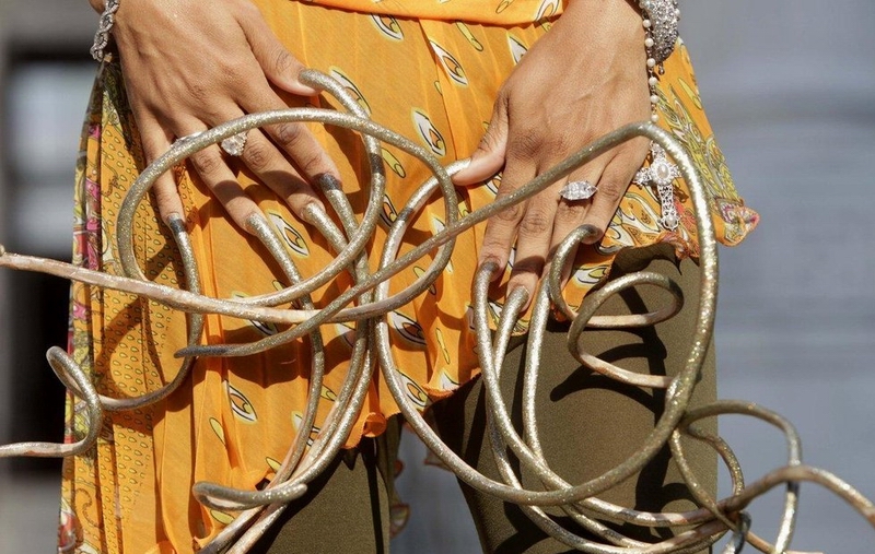 世界最长指甲约20英尺