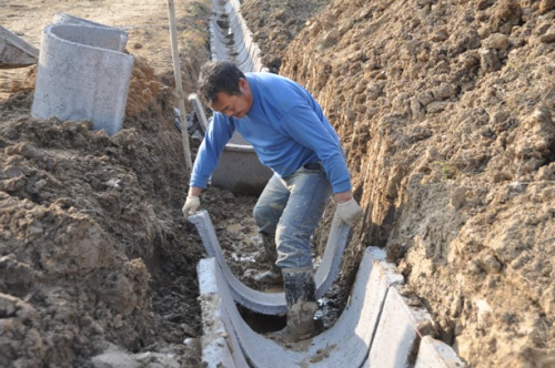 鸦鹊岭人口_夷陵区鸦鹊岭镇的工作人员对U型渠建设情况进行介绍-夷陵 节水从(2)