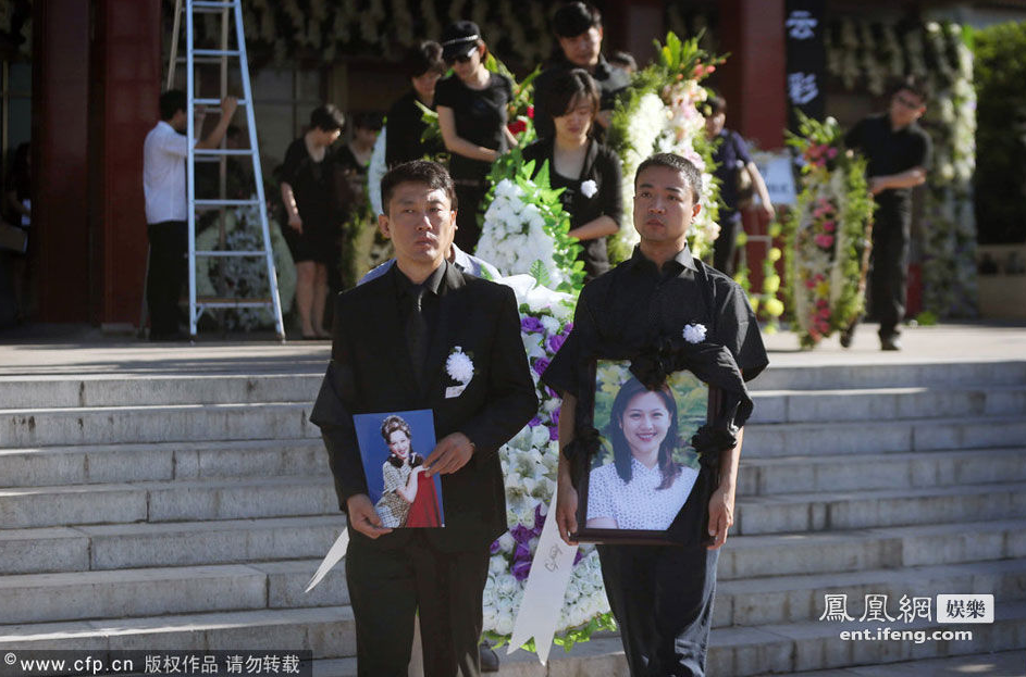 <em>央视女主播王欢</em>老公出席追悼会照片 - 画中话 
