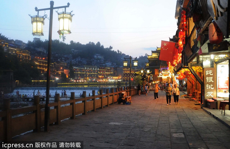 凤凰古城周边旅游景点_凤凰古城旅游收入(2)