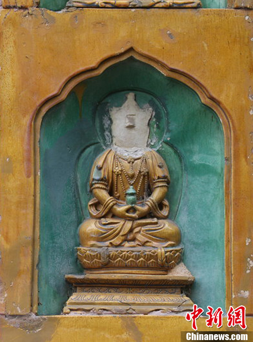 北京颐和园佛香阁外墙琉璃佛像部分佛头遭破坏