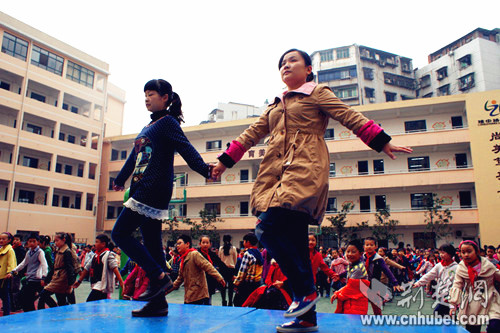 宜昌市隆中路小学:课间集体舞翩翩 - 科教兴城