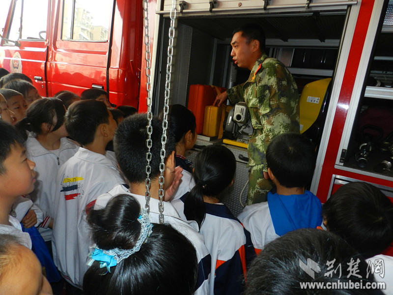 鄢家河初中200多名师生到消防科普教育基地参