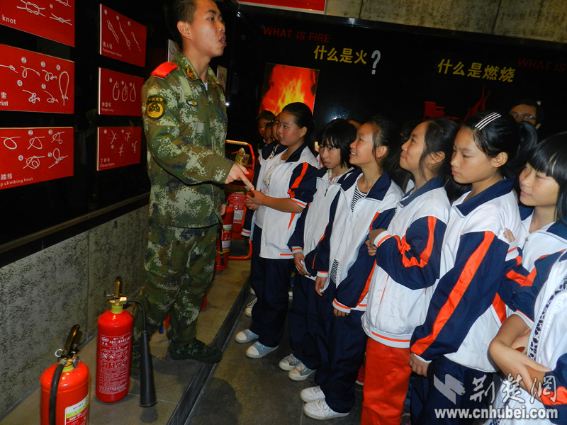 鄢家河初中200多名师生到消防科普教育基地参