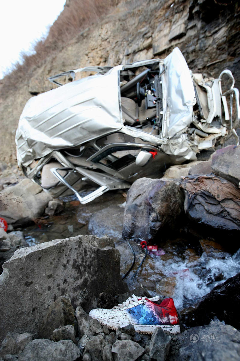 昆明一面包车坠百米深崖 车上12人全部遇难 -