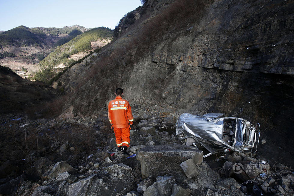 昆明一面包车坠百米深崖 车上12人全部遇难 -