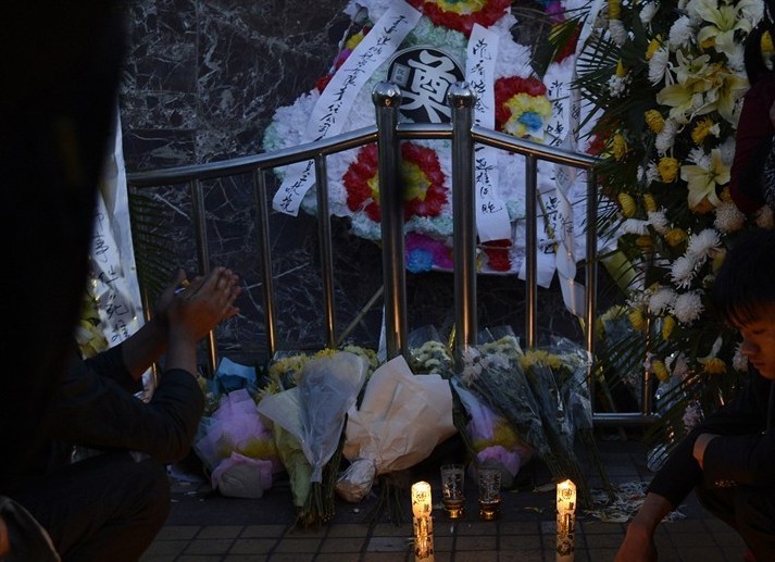 昆明民众在火车站安放花圈悼念遇难者 - 要闻