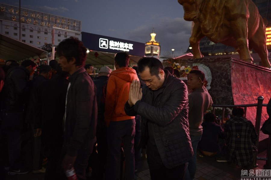 昆明民众在火车站安放花圈悼念遇难者 - 要闻