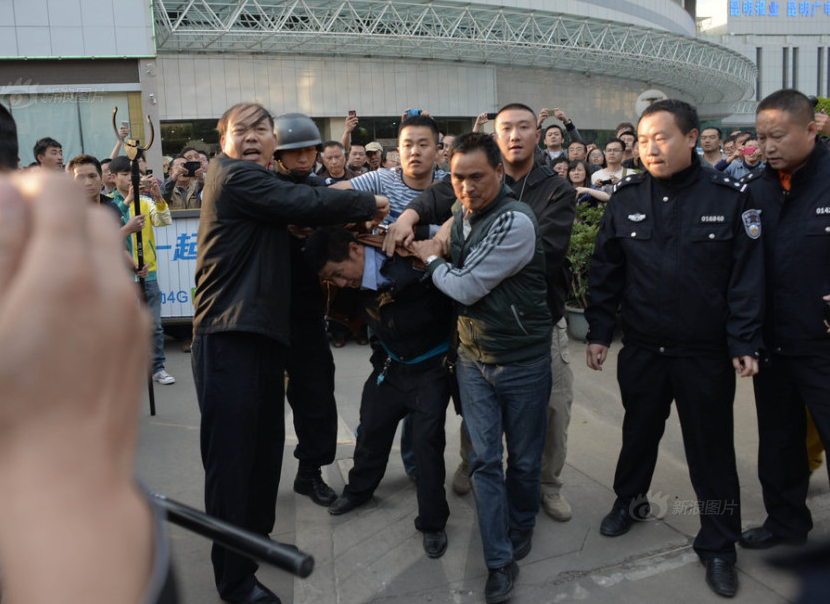 昆明发生劫持人质事件 特警30秒解救 - 要闻 - 荆