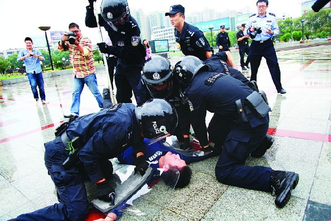 反恐演练特警制伏持刀男 - 要闻 - 荆楚网宜昌站