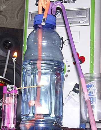 当阳一男子非法拦车、携刀、吸毒被拘留