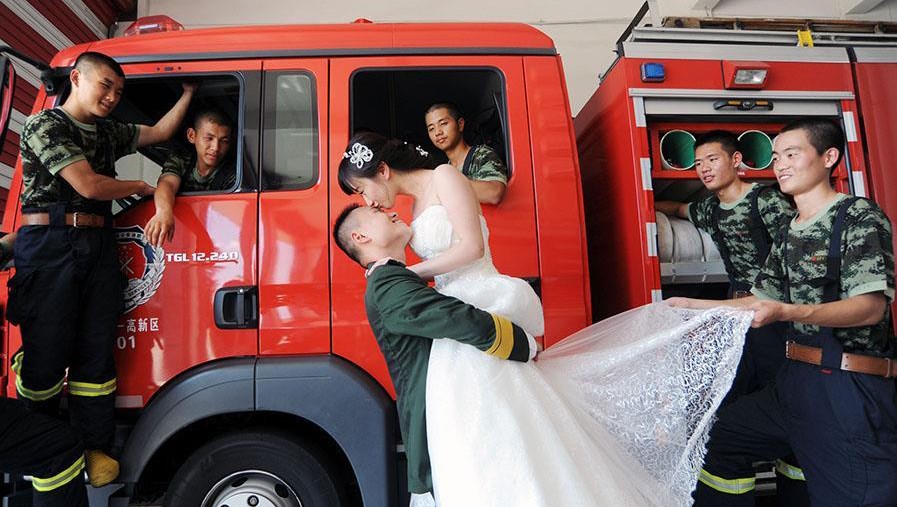 消防队员的婚纱照_消防队员(2)