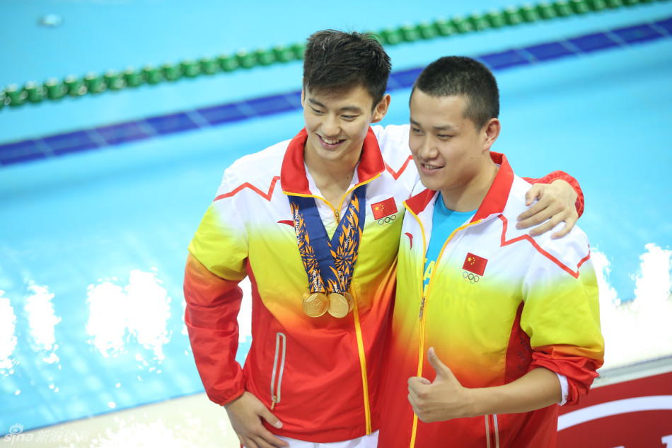 宁泽涛展示仁川亚运会收获的四枚金牌