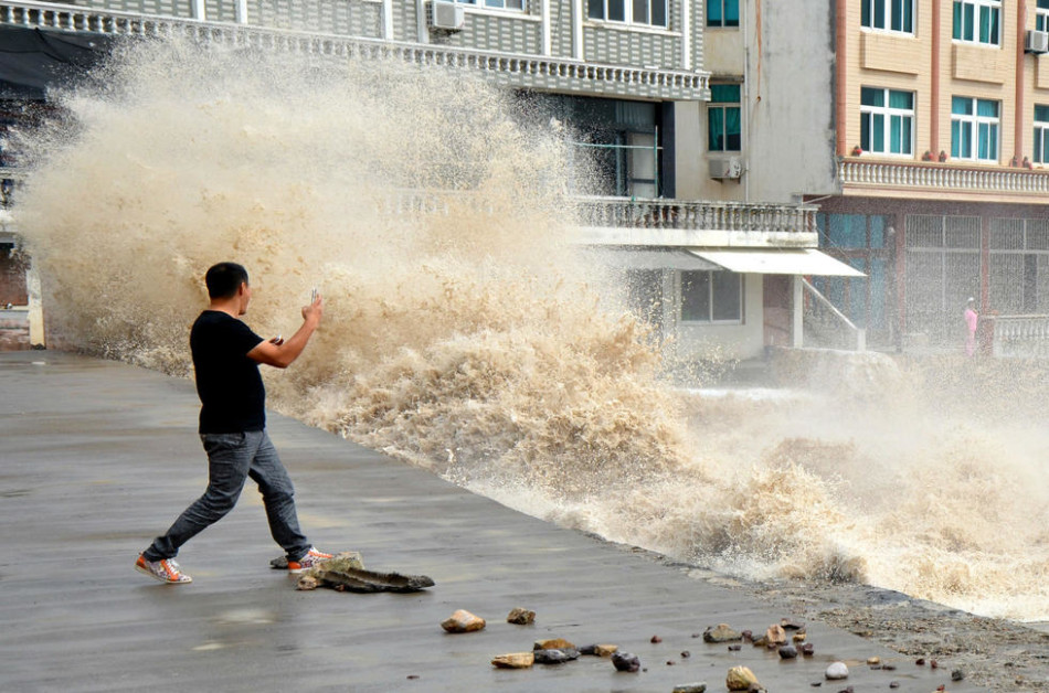 浙江温岭:超强台风"黄蜂"助推潮水掀巨浪