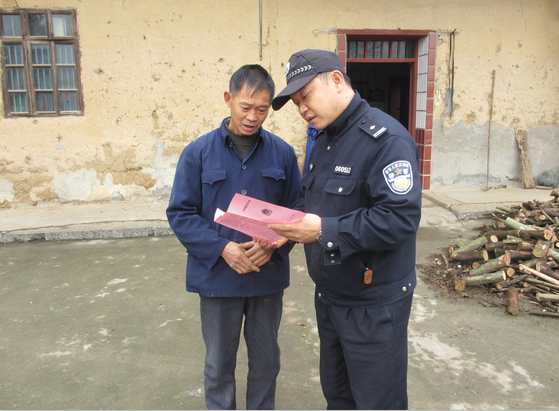 宜都民警编发农村治安防范宣传手册受村民欢迎