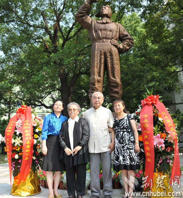 抗日英雄高志航铜像在宜昌落成 其儿女参加揭