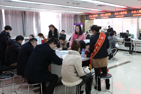 节后出入境办证迎高峰 宜昌市民可网上预约办