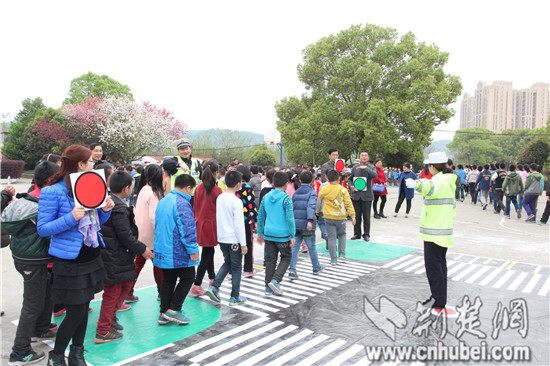 高新区交警大队走进车站小学 为小学生带去了