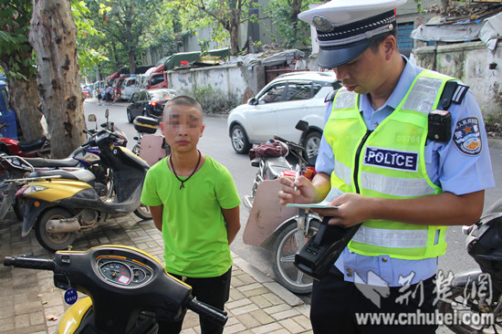 17岁男孩无证骑行无牌摩托车上路 被伍家交警