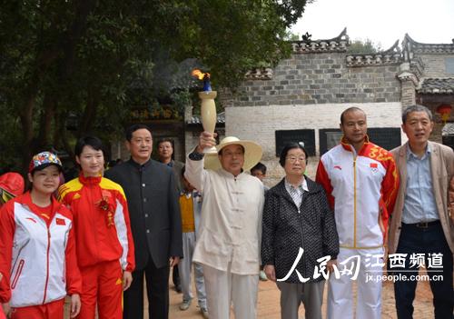 明清御窑前三位奥运冠军、受邀嘉宾与点火窑工合影。