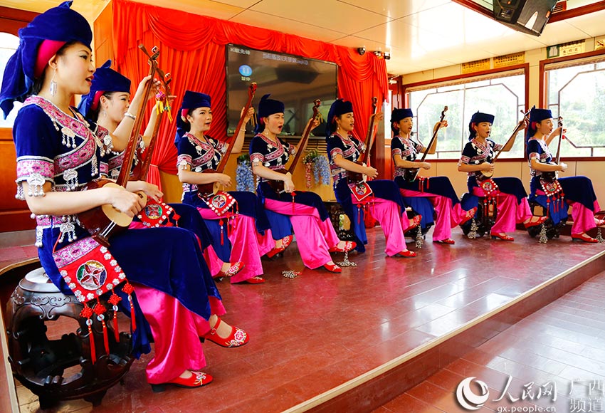 壮族姑娘奏唱天琴曲目(罗世立/摄)