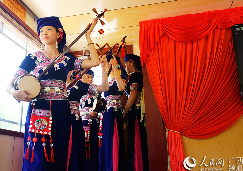 出场准备中的壮族姑娘(罗世立/摄)