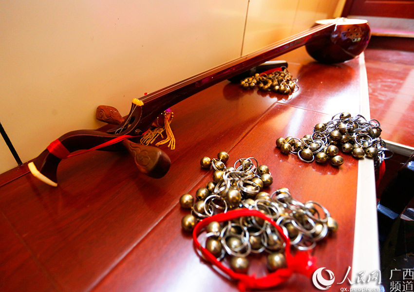 制作精美的壮族群众独门乐器“天琴”及脚铃,已由昔日的“法器”飞入寻常百姓家(罗世立/摄)