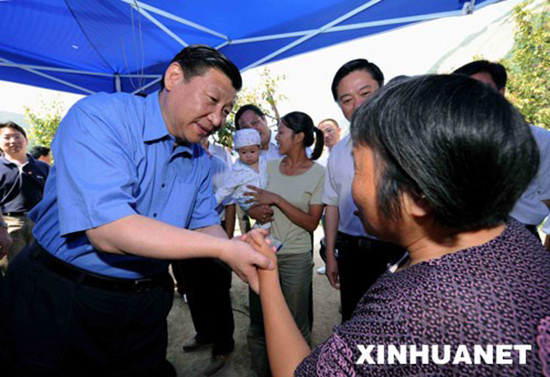 2008年6月28日,习近平在平武县平通镇看望受灾群众。 新华社记者 饶爱民