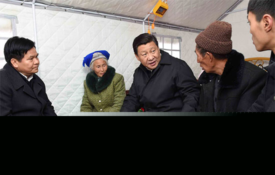 2015年1月19日,习近平视察云南鲁甸地震灾区,习近平走进邹体富老俩口和孙子住的帐篷,吃饭、补助、新房规划、收入来源……他问得十分仔细。