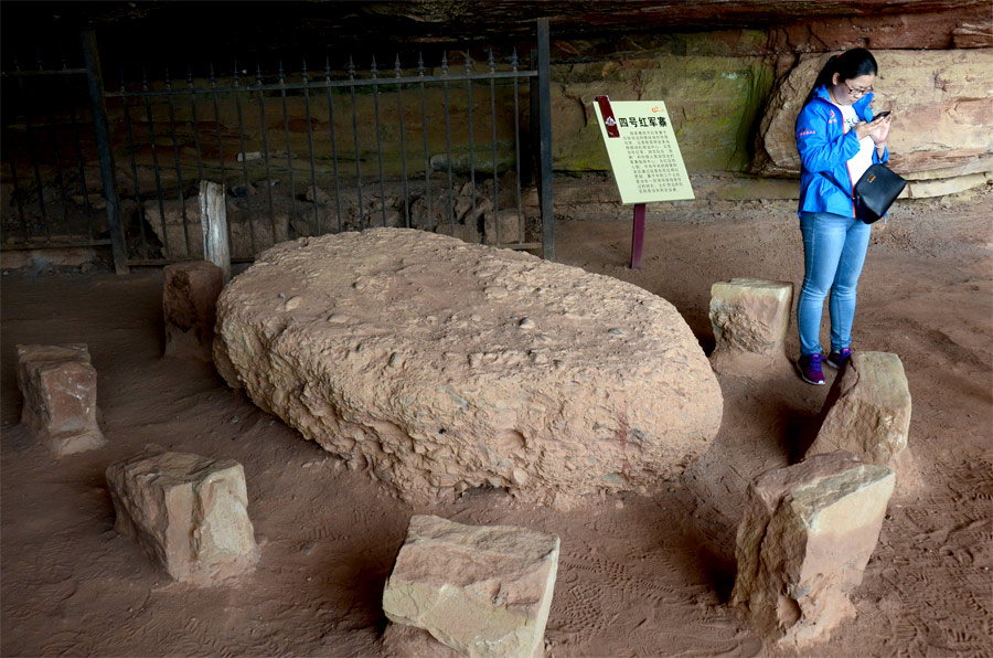 四号寨内的石头桌,老一辈革命家曾在此开会指挥战斗。杜旭涛摄