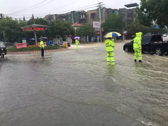 在积水路段值守.jpg 在积水路段值守.jpg