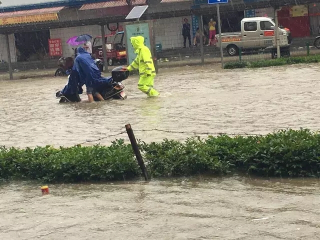 劝阻车辆进入被管制区域.jpg 劝阻车辆进入被管制区域.jpg