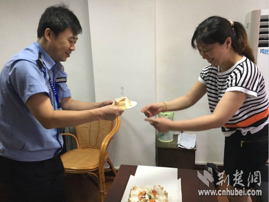 妻子将蛋糕递给郑光华2_meitu_12.jpg 妻子将蛋糕递给郑光华2_meitu_12.jpg