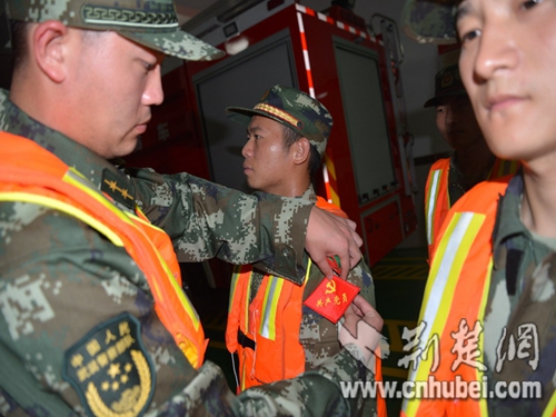 党员佩戴党员标识 党员佩戴党员标识