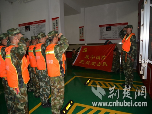 党员突击队员庄严宣誓 党员突击队员庄严宣誓