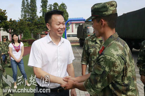1监利县委黄书记看望慰问官兵_副本.jpg 1监利县委黄书记看望慰问官兵_副本.jpg