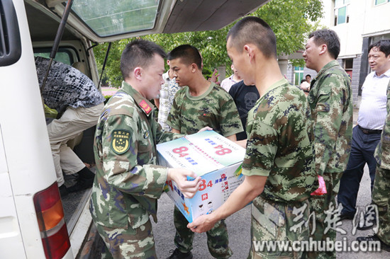 4监利县第二人民医院看望慰问官兵_副本.jpg 4监利县第二人民医院看望慰问官兵_副本.jpg