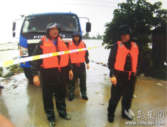 风雨中,陈钢锋(左一)带头深入漫水堤坝路口疏导交通,禁止渔民冒险自救,确保防汛抢险车辆通行_meitu_4.jpg 风雨中,陈钢锋(左一)带头深入漫水堤坝路口疏导交通,禁止渔民冒险自救,确保防汛抢险车辆通行_meitu_4.jpg