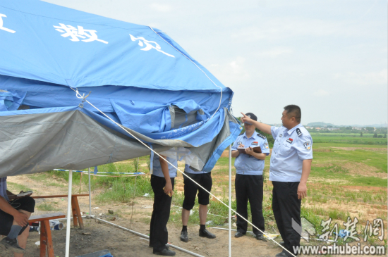 巡堤过程中,陈钢锋(右一)不忘到各执勤点了解查看情况_meitu_6.jpg 巡堤过程中,陈钢锋(右一)不忘到各执勤点了解查看情况_meitu_6.jpg