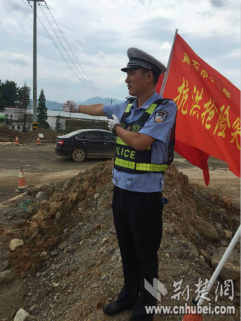 王勇在堤上执勤_meitu_8.jpg 王勇在堤上执勤_meitu_8.jpg