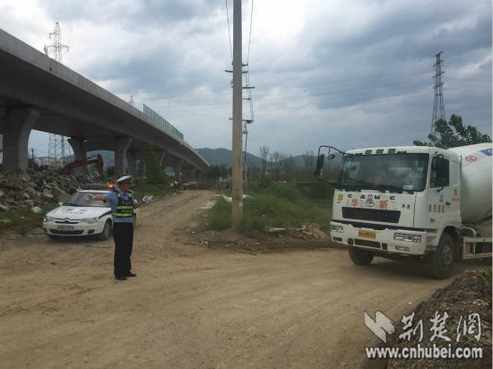 王勇在指挥抢修大堤的工程车_meitu_9.jpg 王勇在指挥抢修大堤的工程车_meitu_9.jpg