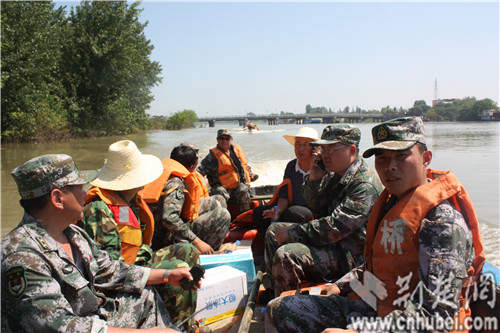 转业军人重新穿上军装,再次操舟保障防汛指挥部领导深入灾区慰问受困群众.jpg 转业军人重新穿上军装,再次操舟保障防汛指挥部领导深入灾区慰问受困群众.jpg