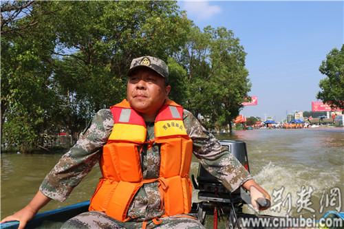 灾情紧急,舟桥团团长杨东驾舟赶往灾情比较严重的黄潭镇实地考察灾情并迅速制定人员转移方案.jpg 灾情紧急,舟桥团团长杨东驾舟赶往灾情比较严重的黄潭镇实地考察灾情并迅速制定人员转移方案.jpg