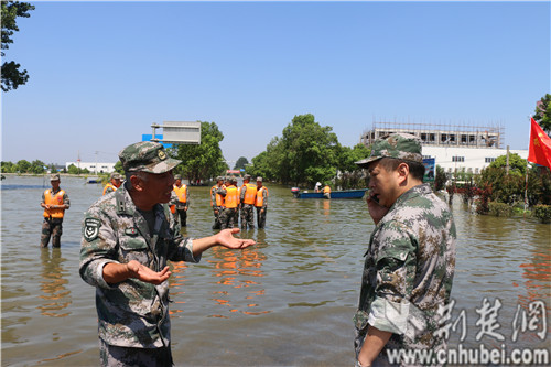 转业干部李文超(右一)跟预任干部代桃义现场研究救援路线及方案.jpg 转业干部李文超(右一)跟预任干部代桃义现场研究救援路线及方案.jpg